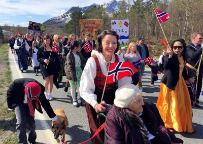 17. mai tog på Storjord i Hamarøy - mange festkledde mennesker