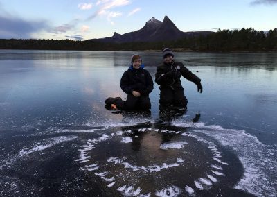 Botnvatnet i Tysfjord - to gutter har risset et smilefjes i isen