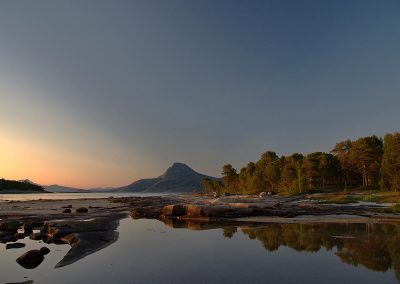 sommernatt i Tysfjord med speilblankt vann og fjell