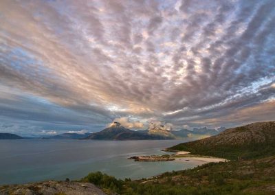 Fjell og skydekke i Tysfjord en sommerkveld