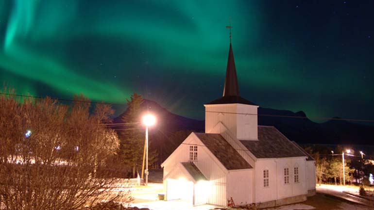 Trekirke under norldys